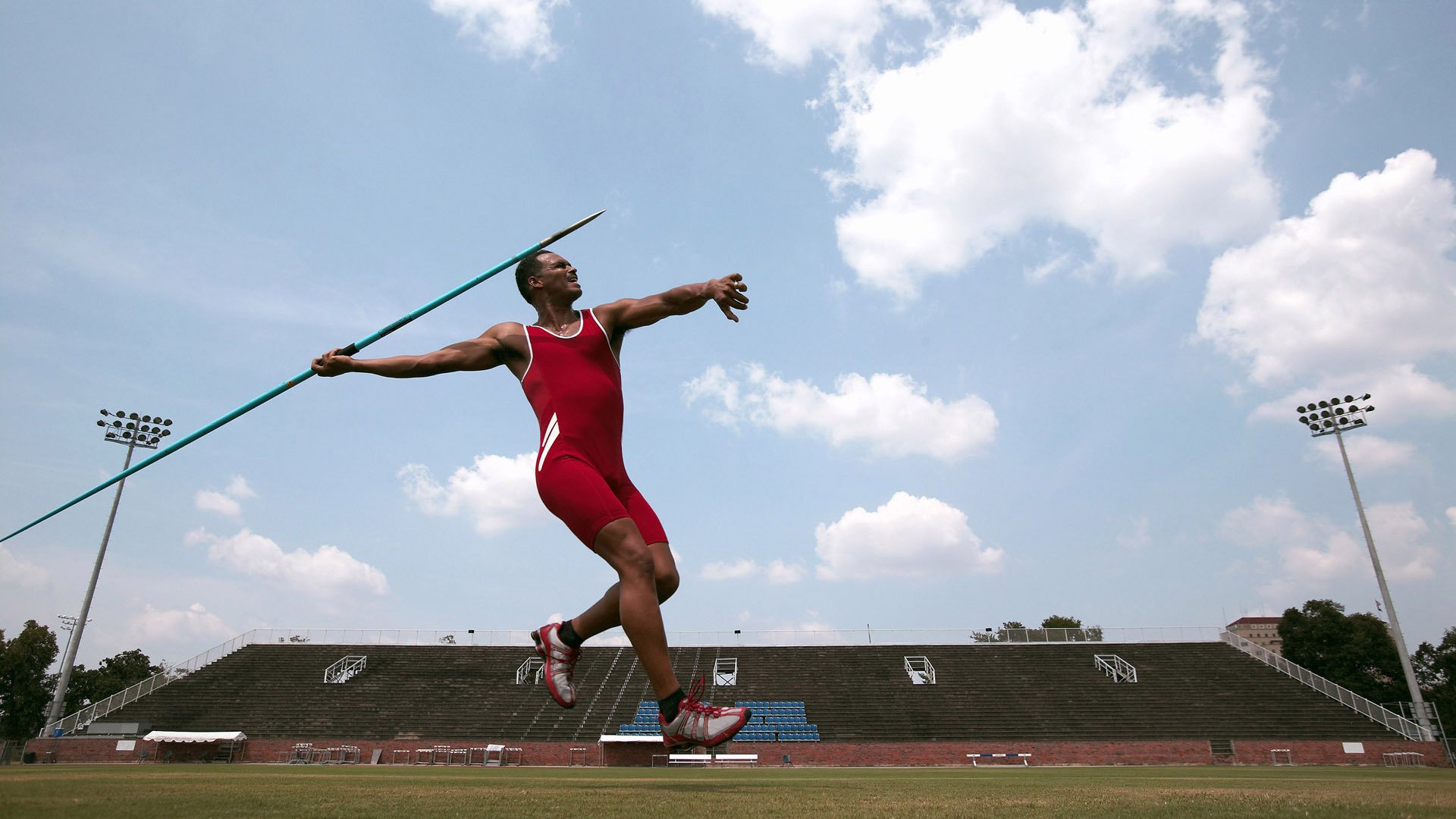 意甲焦点战之夜,当圣西罗灯光聚焦,布鲁诺的舞台法则,压力是天赋的放大器
